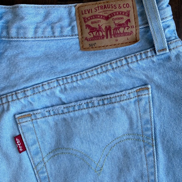 Women’s Levi's 501 Original Light Blue Denim Jean Shorts - Picture 4 of 6